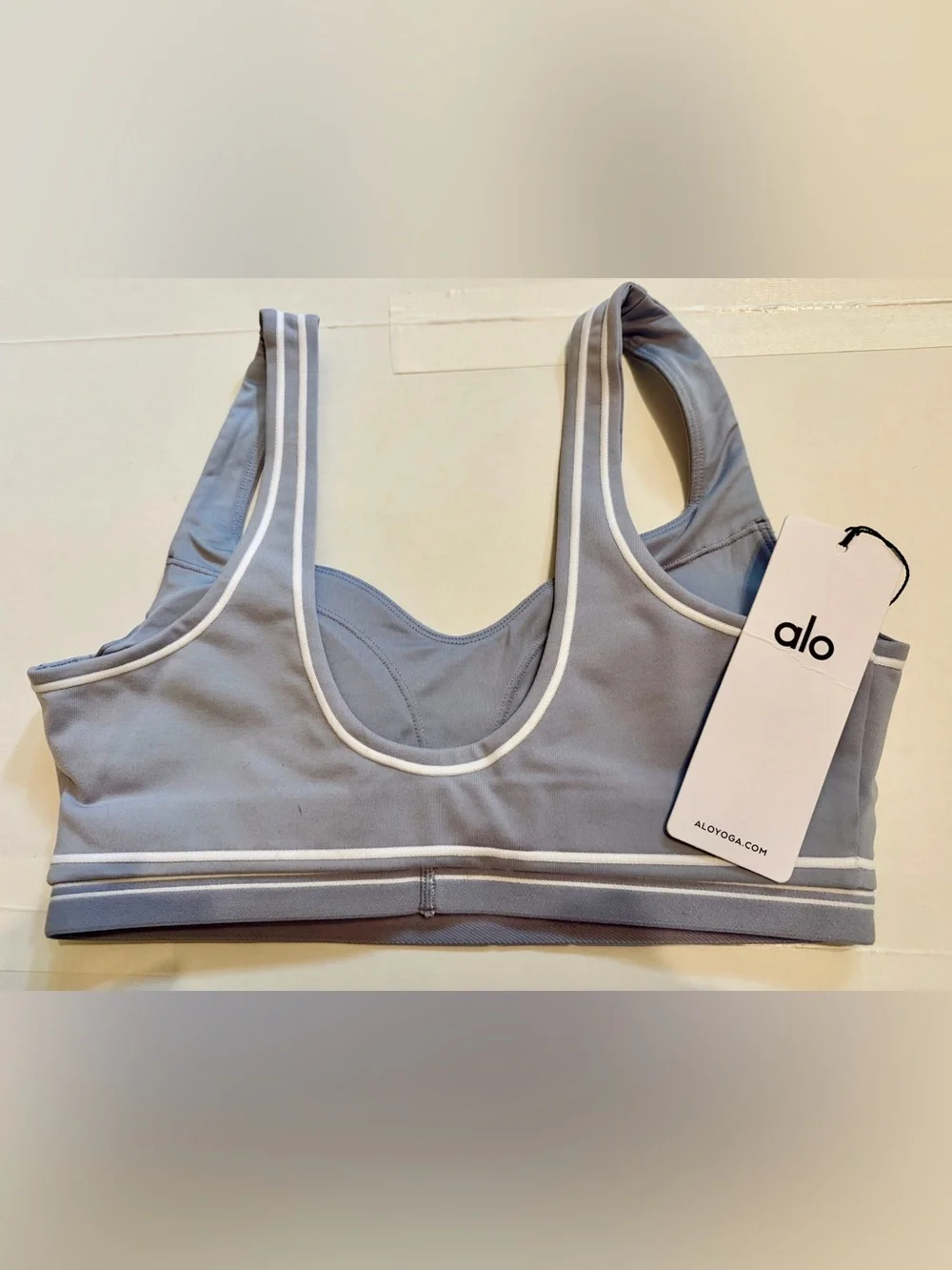 NWT ALO Yoga winter frost & white heartthrob Sports Bra with White Piping